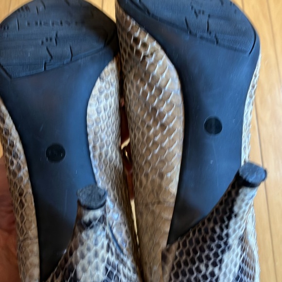 DKNYC snakeskin 2 1/2 inch heels. Size 7.5/38. Rubber soles - Picture 5 of 9